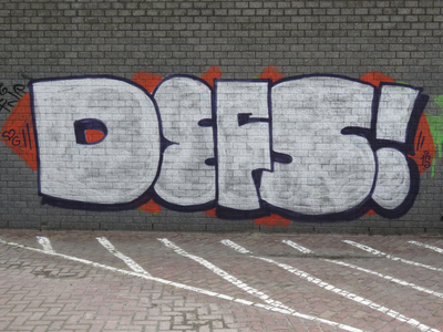 829818 Afbeelding van graffiti met de tekst DEFS uit 2015, op de gevel van het bedrijfsgebouw van Bruinsma ...